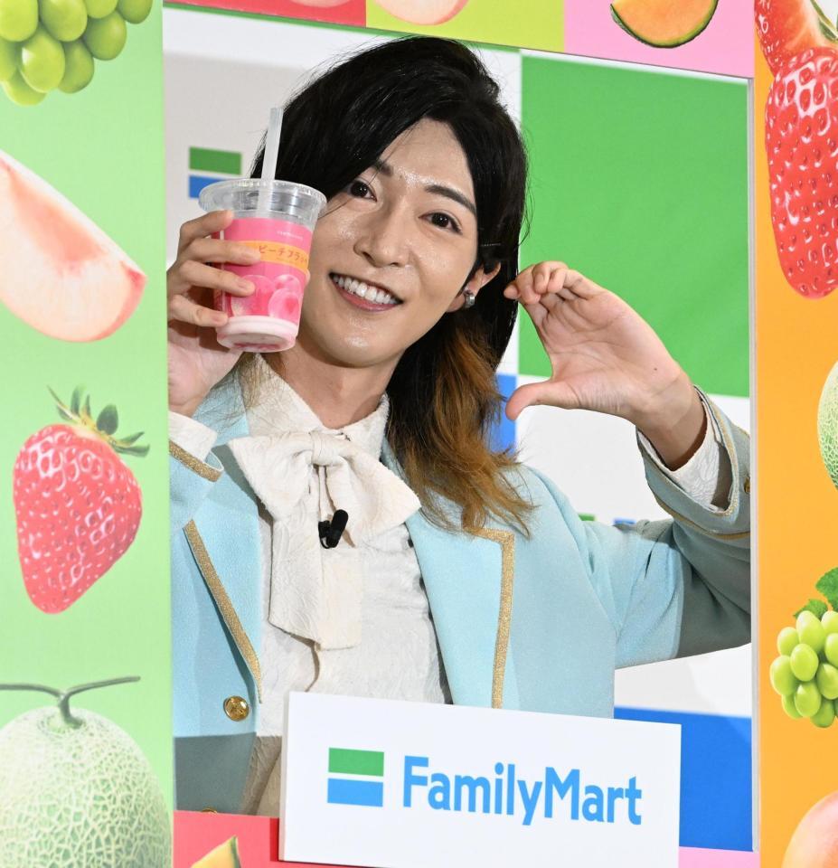 フラッペキメ顔１０秒チャレンジを行うサカイＪｒ．（撮影・堀内翔）