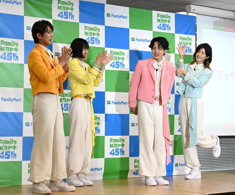 フラッペキメ顔１０秒チャレンジで優勝したケンケン（中央右）を祝福するモナキのメンバーたち（撮影・堀内翔）