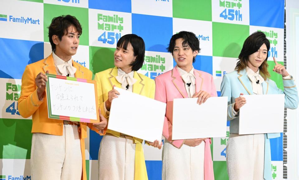 フリップトークを行ったモナキ（左から）のじん、おヨネ、ケンケン、サカイＪｒ．（撮影・堀内翔）