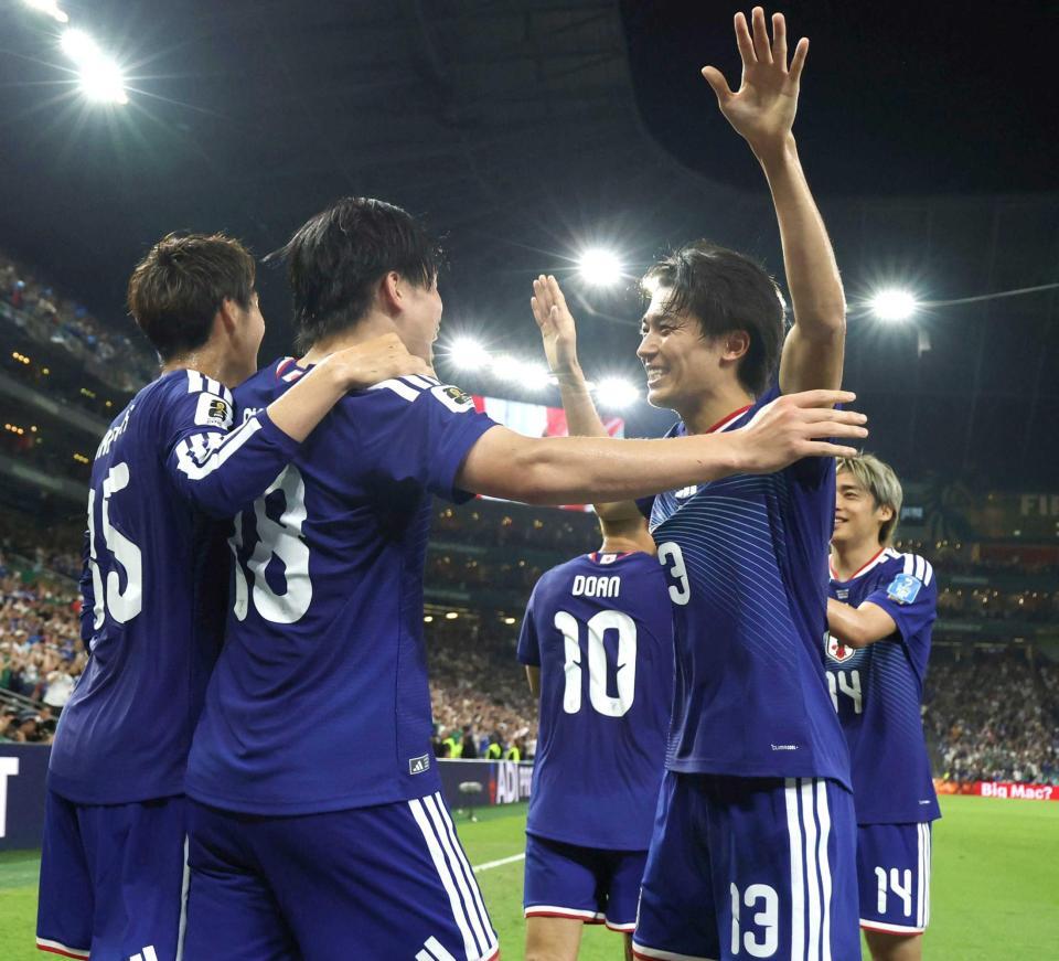 前半、チーム２点目のゴールを決めた日本代表・上田綺世（左）の元へ歩み寄る日本代表・中村敬斗＝エスタディオ・モンテレイ（撮影・中田匡峻）＝21日