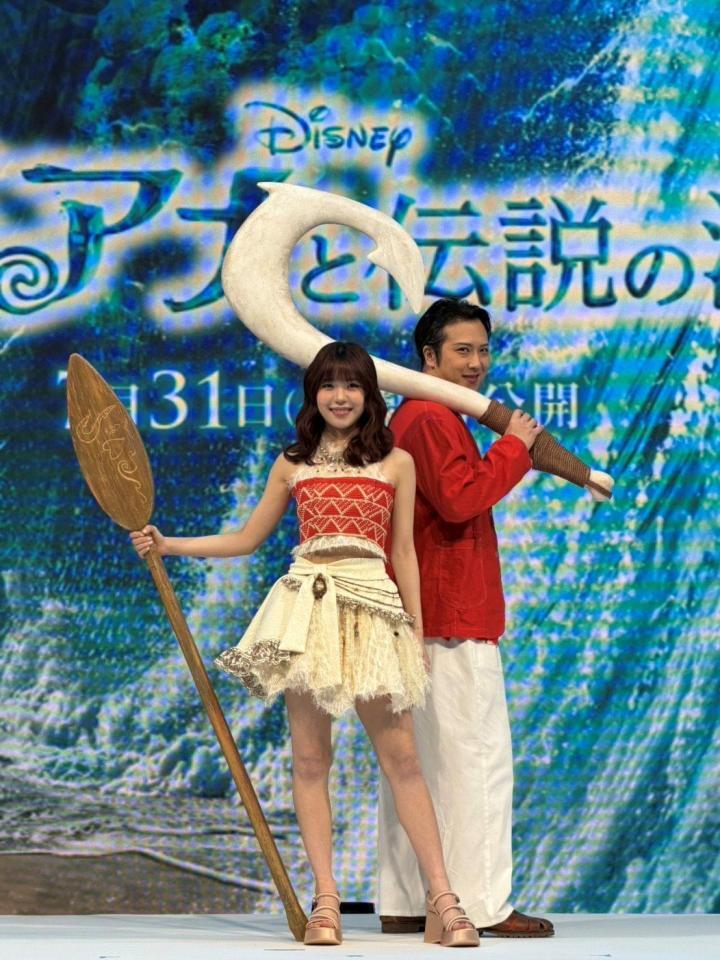 日本語版声優を務めるＭＥ：ＩのＴＳＵＺＵＭＩ（左）と尾上松也