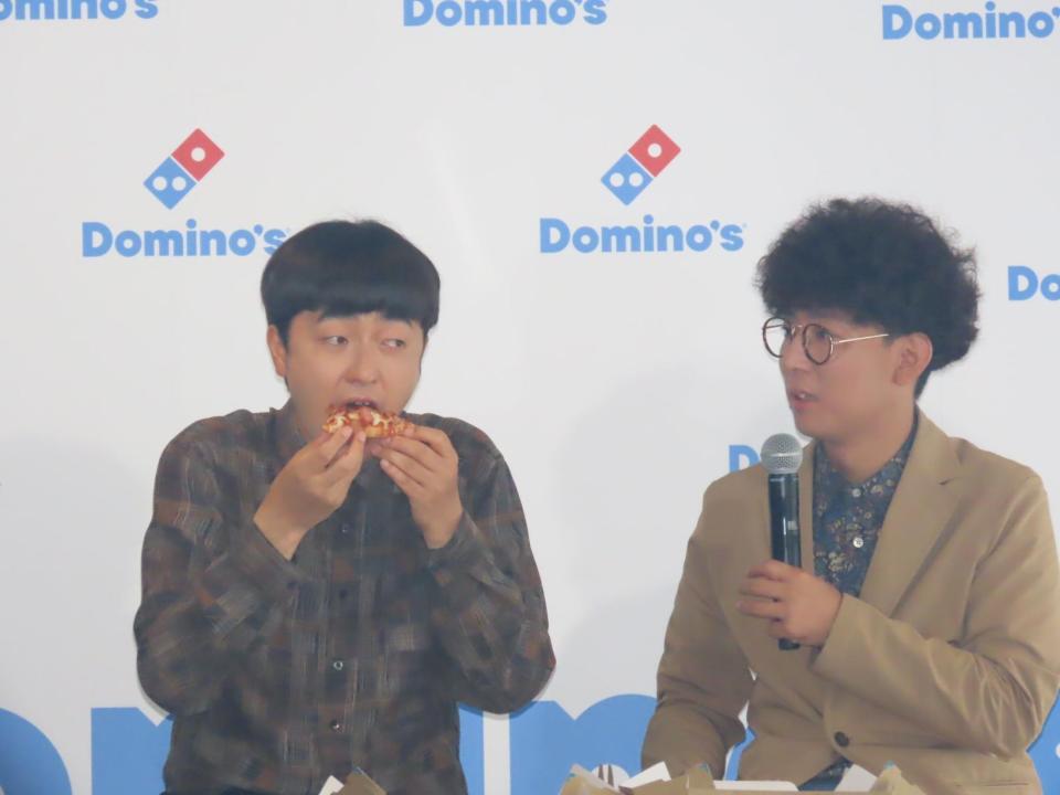 ピザを試食するたくろうの赤木裕（左）ときむらバンド