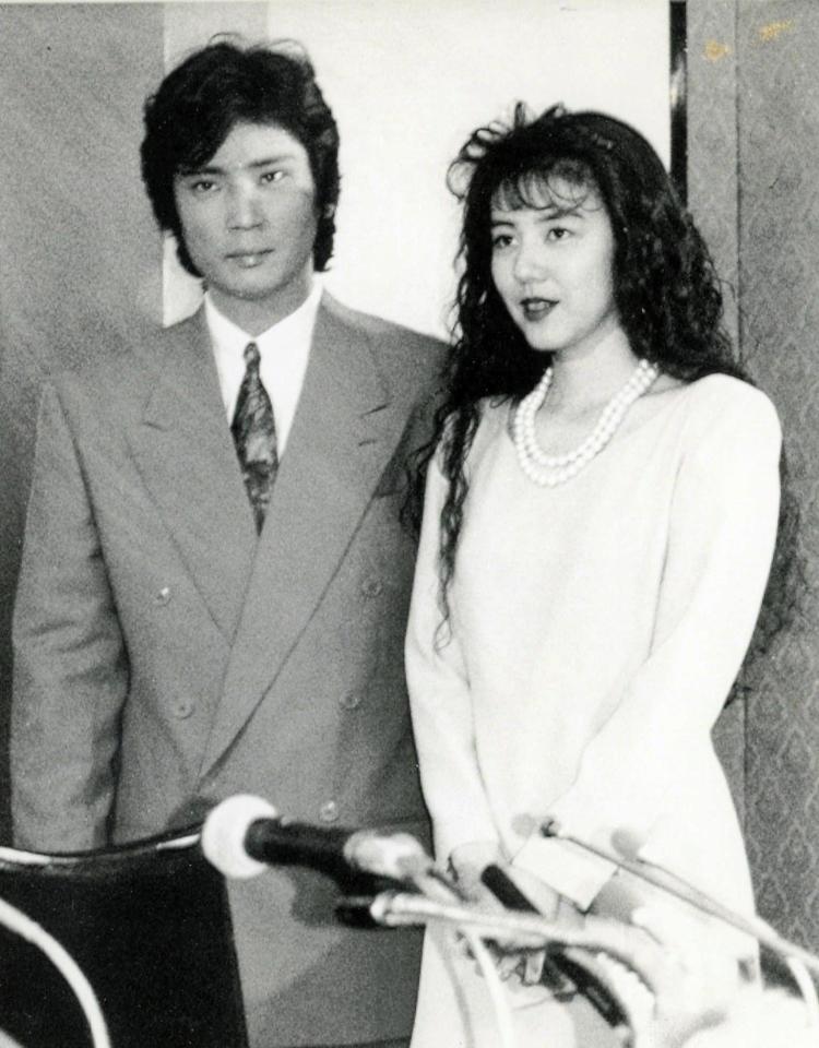 婚約発表する京本政樹（左）と山本博美さん＝１９９２年５月２８日、東京・紀尾井町の赤坂プリンスホテル
