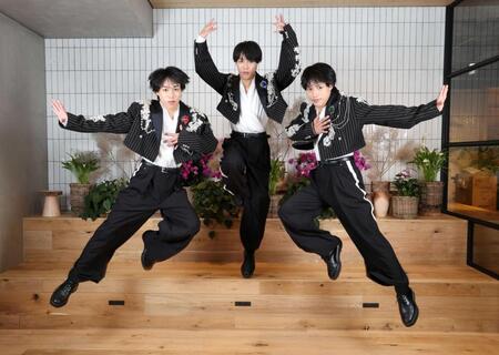 今話題のイケメン三つ子・佐藤三兄弟の（左から）長男・綾人、次男・颯人、三男・嘉人（撮影・伊藤笙子）