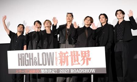 「ＨＩＧＨ＆ＬＯＷ　１０ｔｈ　ＡＮＮＩＶＥＲＳＡＲＹ　スペシャル舞台あいさつ付き上映会」に登場した（左から）ＨＩＲＯ、平沼紀久氏、ＡＫＩＲＡ、ＮＡＯＴＯ、白濱亜嵐、川村壱馬、吉野北人（撮影・伊藤笙子）