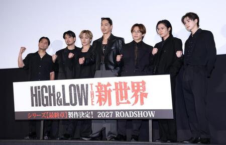 「ＨＩＧＨ＆ＬＯＷ　１０ｔｈ　ＡＮＮＩＶＥＲＳＡＲＹ　スペシャル舞台あいさつ付き上映会」に登場した（左から）ＨＩＲＯ氏、平沼紀久氏、ＡＫＩＲＡ、ＮＡＯＴＯ、白濱亜嵐、川村壱馬、吉野北人（撮影・伊藤笙子）