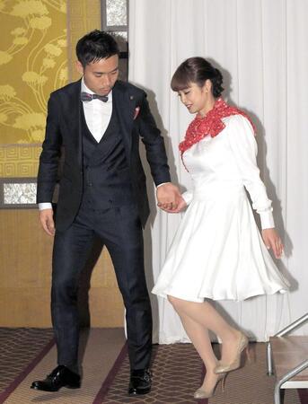 婚約記者会見を終え平愛梨をエスコートする長友佑都＝１６年１２月