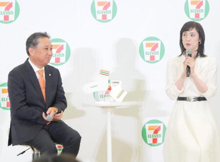 トークを行ったセブン‐イレブンの阿久津知洋代表取締役社長（左）と天海祐希