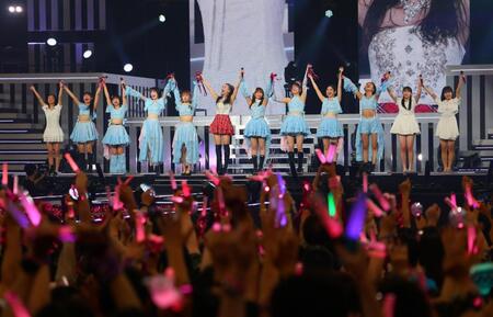 歓声に応える牧野真莉愛（左から６人目）らモーニング娘。’２６（撮影・石井剣太郎）