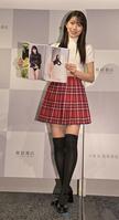 写真集のお気に入りのページを開き笑顔を見せるモーニング娘。の牧野真莉愛（撮影・持木克友）