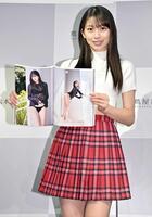 お気に入りのページを見せる牧野真莉愛（撮影・持木克友）