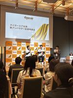 トークする林威助氏（右）とますだおかだ増田