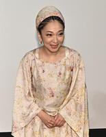 新ＭＣ加入会見で笑顔をふりまくＭＩＳＩＡ（撮影・開出牧）