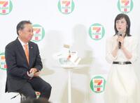 トークを行ったセブン‐イレブンの阿久津知洋代表取締役社長（左）と天海祐希
