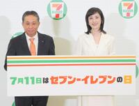 イベントに出席したセブン－イレブンの阿久津知洋代表取締役社長（左）と天海祐希
