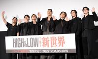 「ＨＩＧＨ＆ＬＯＷ　１０ｔｈ　ＡＮＮＩＶＥＲＳＡＲＹ　スペシャル舞台あいさつ付き上映会」に登場した（左から）ＨＩＲＯ、平沼紀久氏、ＡＫＩＲＡ、ＮＡＯＴＯ、白濱亜嵐、川村壱馬、吉野北人（撮影・伊藤笙子）
