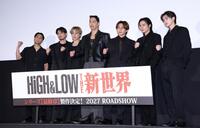 「ＨＩＧＨ＆ＬＯＷ　１０ｔｈ　ＡＮＮＩＶＥＲＳＡＲＹ　スペシャル舞台あいさつ付き上映会」に登場した（左から）ＨＩＲＯ氏、平沼紀久氏、ＡＫＩＲＡ、ＮＡＯＴＯ、白濱亜嵐、川村壱馬、吉野北人（撮影・伊藤笙子）