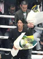 武尊に花束を渡すＯＮＥ　ＯＫ　ＲＯＣＫのＴａｋａ。後方は菅田将暉＝２２年６月