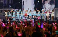 歓声に応える牧野真莉愛（左から６人目）らモーニング娘。’２６（撮影・石井剣太郎）