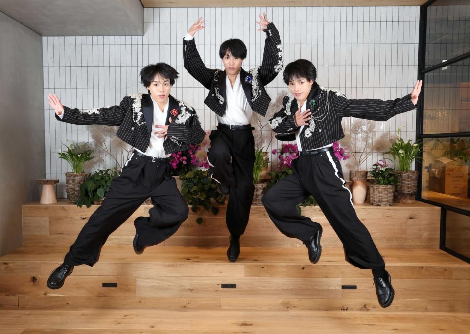 今話題のイケメン三つ子・佐藤三兄弟の（左から）長男・綾人、次男・颯人、三男・嘉人（撮影・伊藤笙子）