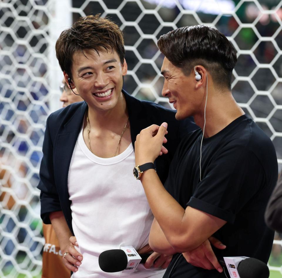 笑顔を見せる竹内涼真（左）と槙野智章氏＝２０日、エスタディオ・モンテレイ