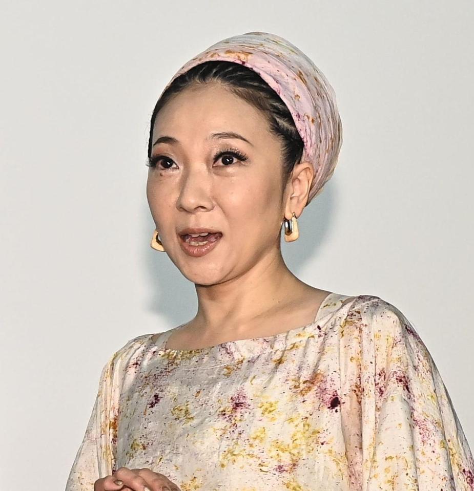 新ＭＣ加入発表会見に登場したＭＩＳＩＡ（撮影・開出牧）