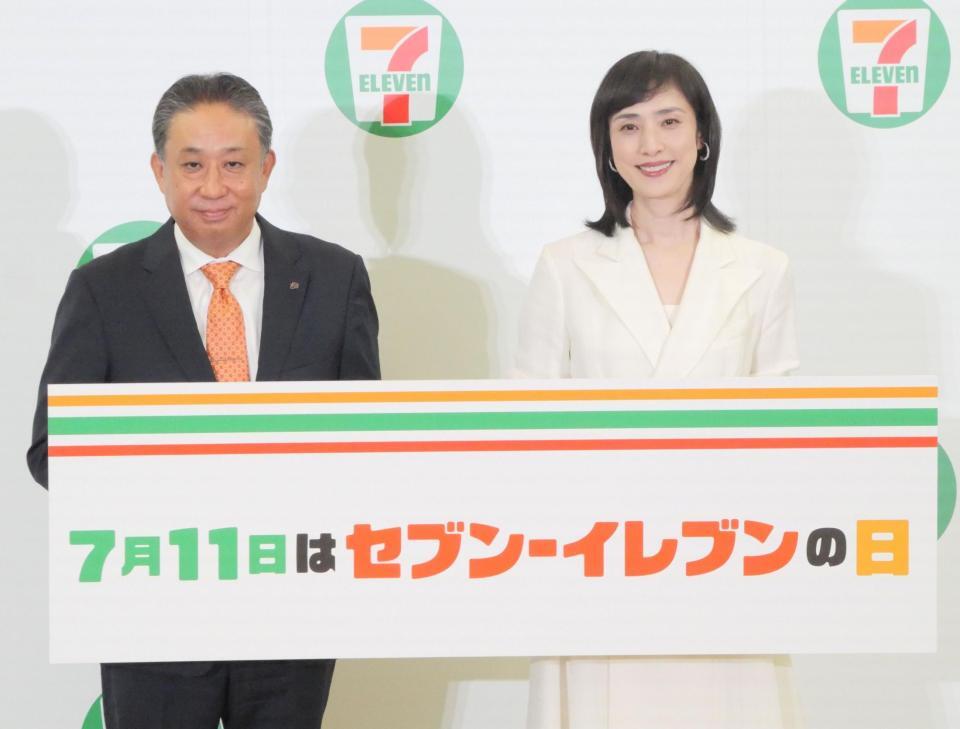 イベントに出席したセブン－イレブンの阿久津知洋代表取締役社長（左）と天海祐希