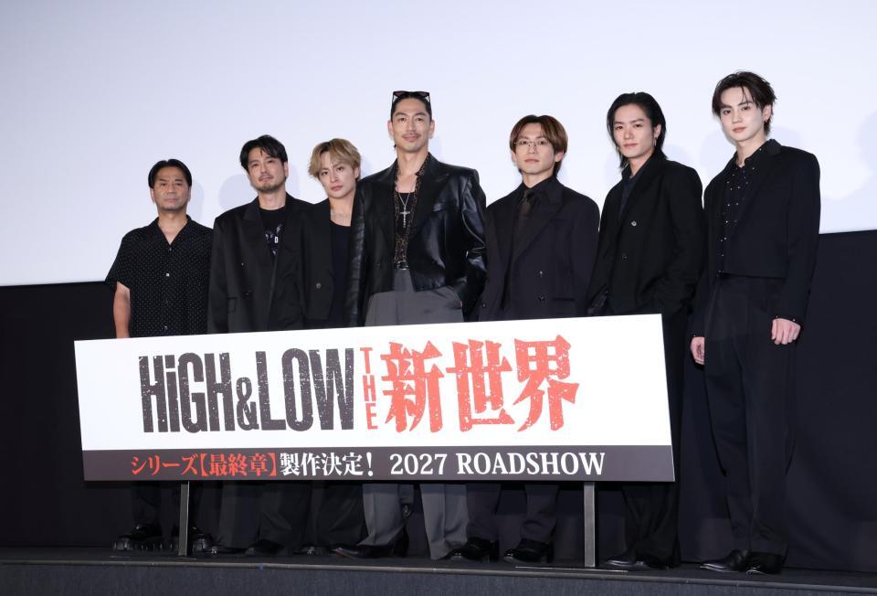 「ＨＩＧＨ＆ＬＯＷ　１０ｔｈ　ＡＮＮＩＶＥＲＳＡＲＹ　スペシャル舞台あいさつ付き上映会」に登場した（左から）ＨＩＲＯ氏、平沼紀久氏、ＡＫＩＲＡ、ＮＡＯＴＯ、白濱亜嵐、川村壱馬、吉野北人（撮影・伊藤笙子）