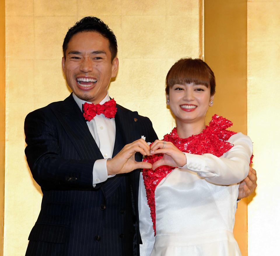 結婚会見に登場し、アモーレポーズを見せる長友佑都と平愛梨＝１６年１２月