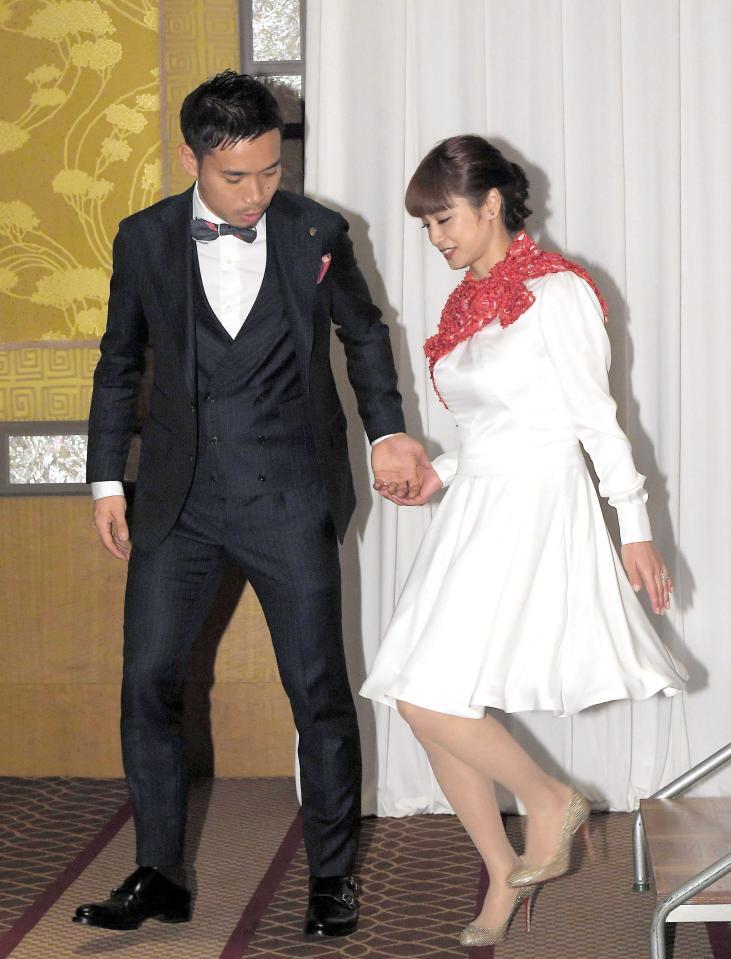 婚約記者会見を終え平愛梨をエスコートする長友佑都＝１６年１２月