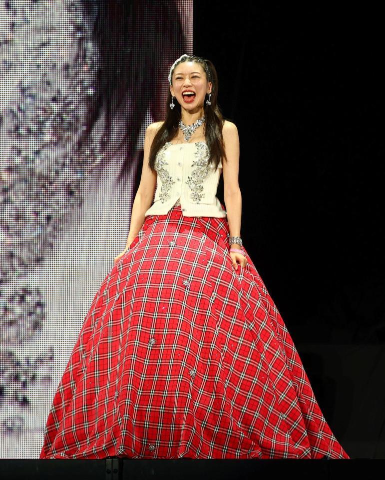 コンサートの最後にファンへの感謝の言葉を叫ぶ牧野真莉愛（撮影・石井剣太郎）