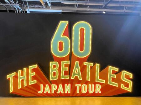 ザ・ビートルズ来日60周年記念ロゴをあしらった装飾