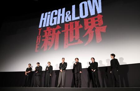 「ＨＩＧＨ＆ＬＯＷ　１０ｔｈ　ＡＮＮＩＶＥＲＳＡＲＹ　スペシャル舞台あいさつ付き上映会」で新作の発表をした（左から）ＨＩＲＯ氏、平沼紀久氏、ＡＫＩＲＡ、ＮＡＯＴＯ、白濱亜嵐、川村壱馬、吉野北人（撮影・伊藤笙子）