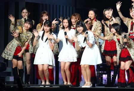 お披露目された新メンバーの（前列左から２人目から）安田美結、鈴木もあ、石川華望を囲んでポーズをとるモーニング娘。’２６（撮影・石井剣太郎）