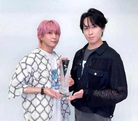 トロフィーを手にするＳｎｏｗ　Ｍａｎの佐久間大介（左）と宮舘涼太