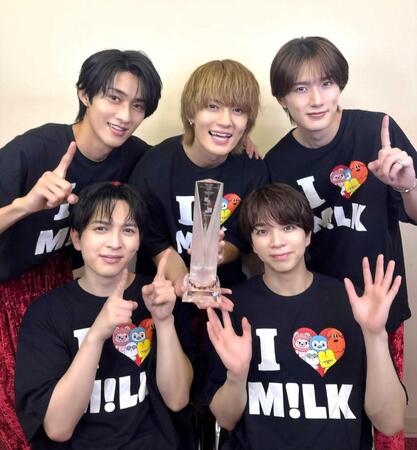 トロフィーを獲得して笑顔を見せたＭ！ＬＫの（前列左から）吉田仁人、塩﨑太智（後列同）曽野舜太、佐野勇斗、山中柔太朗