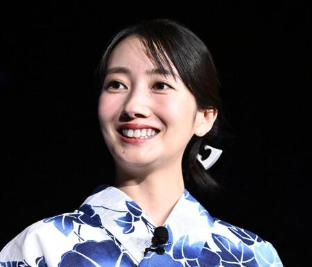 イベントで笑顔をふりまく波瑠（開出牧）