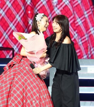 飯田圭織から花束を受け取る牧野真莉愛＝武道館（撮影・石井剣太郎）