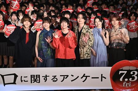 生徒たちを背に手を振る（左から）森愁斗、吉川愛、板垣李光人、綱啓永、ＭＯＭＯＮＡ、西山智樹（撮影・開出牧）