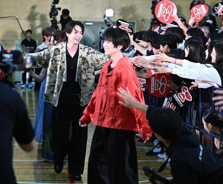 サプライズ登場し大興奮の生徒たちとタッチを交わす綱啓永。手前は板垣李光人（撮影・開出牧）