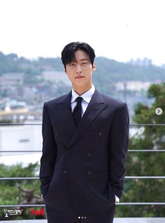 韓国トーク番組「ユ・クイズ」の公式インスタグラム＠ｙｏｕｑｕｉｚｏｎｔｈｅｂｌｏｃｋより　番組にゲスト出演した俳優のホ・ナムジュン
