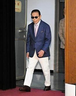 会見に登場したタモリ