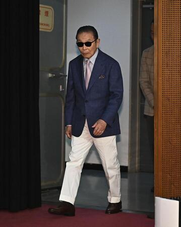 会見に登場したタモリ（撮影・開出牧）