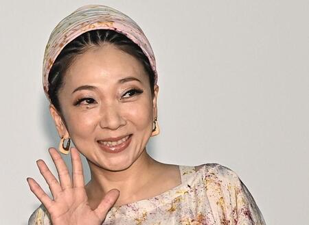 会見で笑顔をふりまくＭＩＳＩＡ（撮影・開出牧）