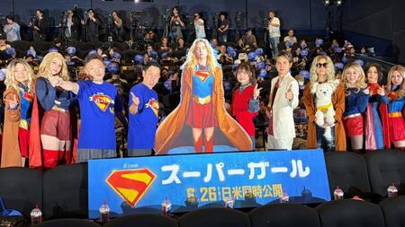 一斉に「ごいごいすー」を披露した（左３人目から）ダイアン・ユースケ、津田篤宏、永瀬アンナ、武内駿輔