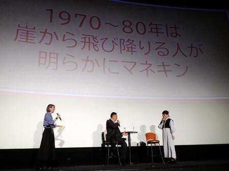 内藤剛志（中）にサスペンスあるあるを出題する友近（右）