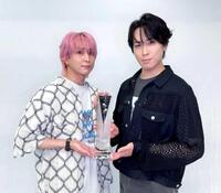 トロフィーを手にするＳｎｏｗ　Ｍａｎの佐久間大介（左）と宮舘涼太