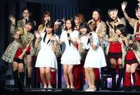 お披露目された新メンバーの（前列左２人目から）安田美結、鈴木もあ、石川華望（撮影・石井剣太郎）