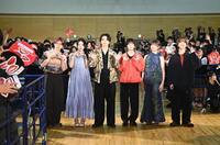 サプライズイベントに登場した（左から）西山智樹、ＭＯＭＯＮＡ、綱啓永、板垣李光人、吉川愛、森愁斗（撮影・開出牧）