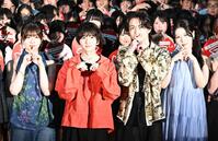 生徒を背にポーズを決める（左から）吉川愛、板垣李光人、綱啓永、ＭＯＭＯＮＡ（撮影・開出牧）